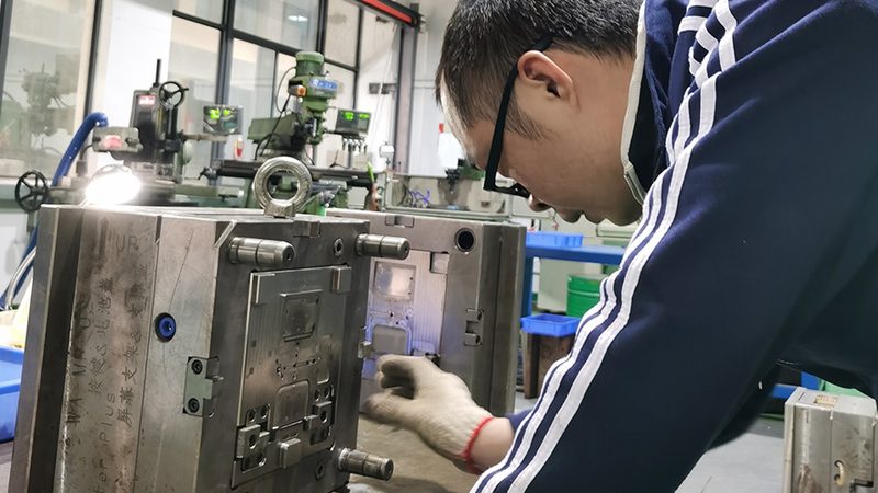 成都双色模具：如何挑选靠谱的厂家**