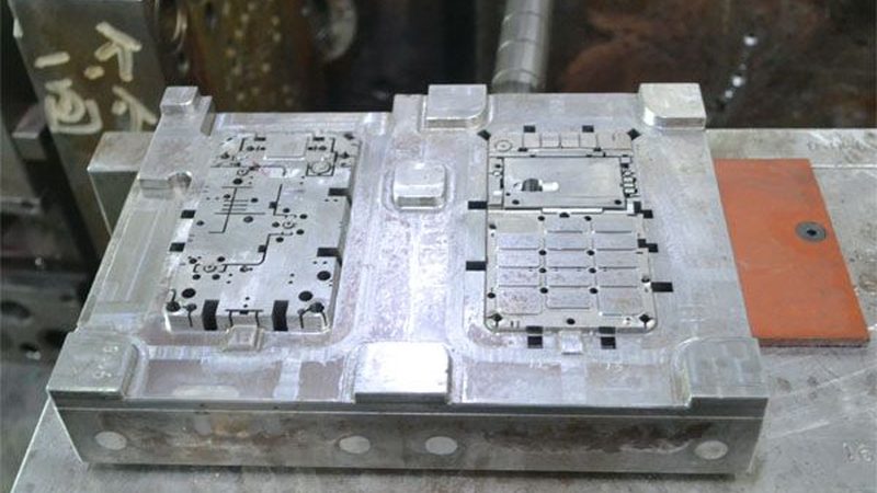 对于轻微划痕，可以使用抛光膏进行抛光处理。具体操作如下：